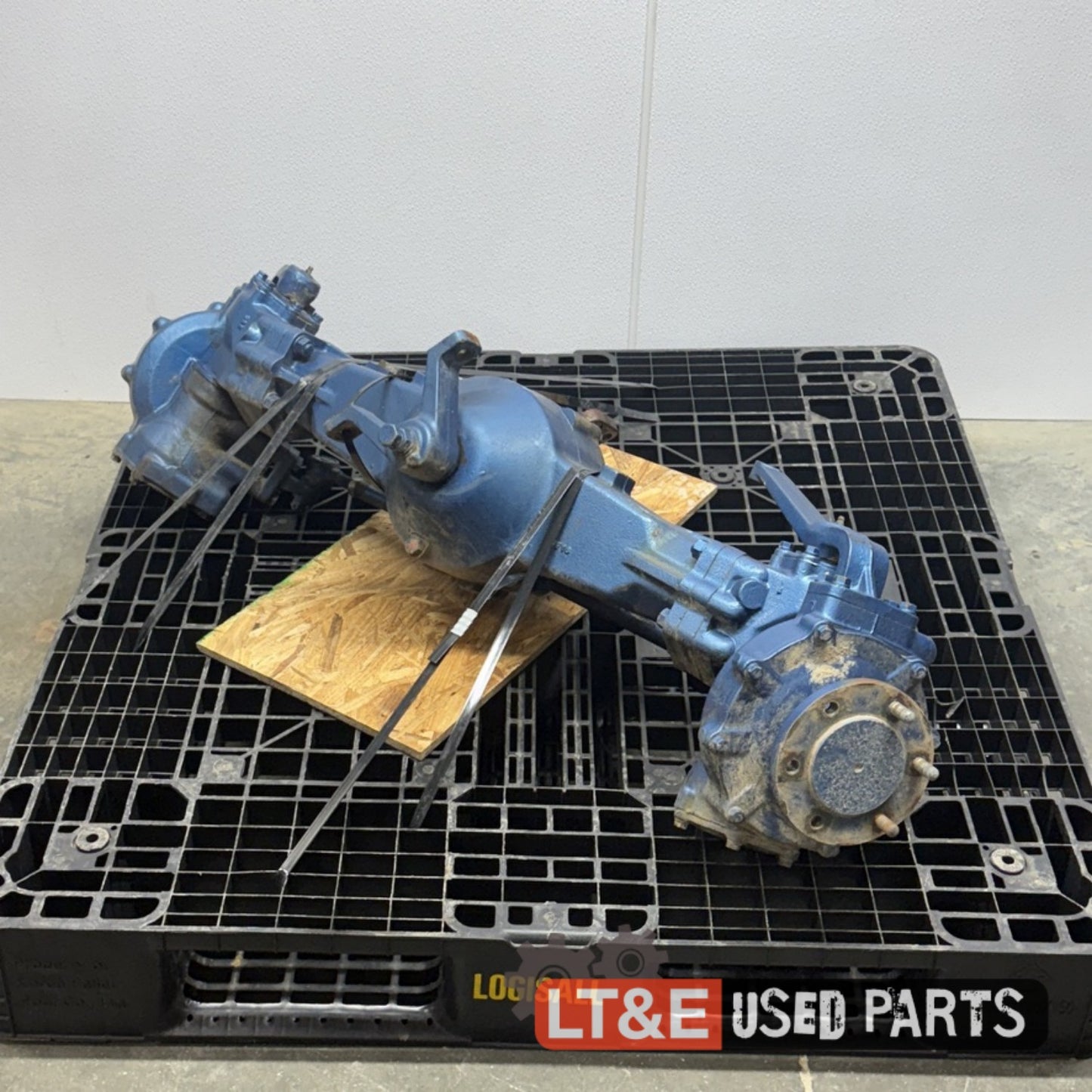 LK3054 FRONT AXLE - 0812505