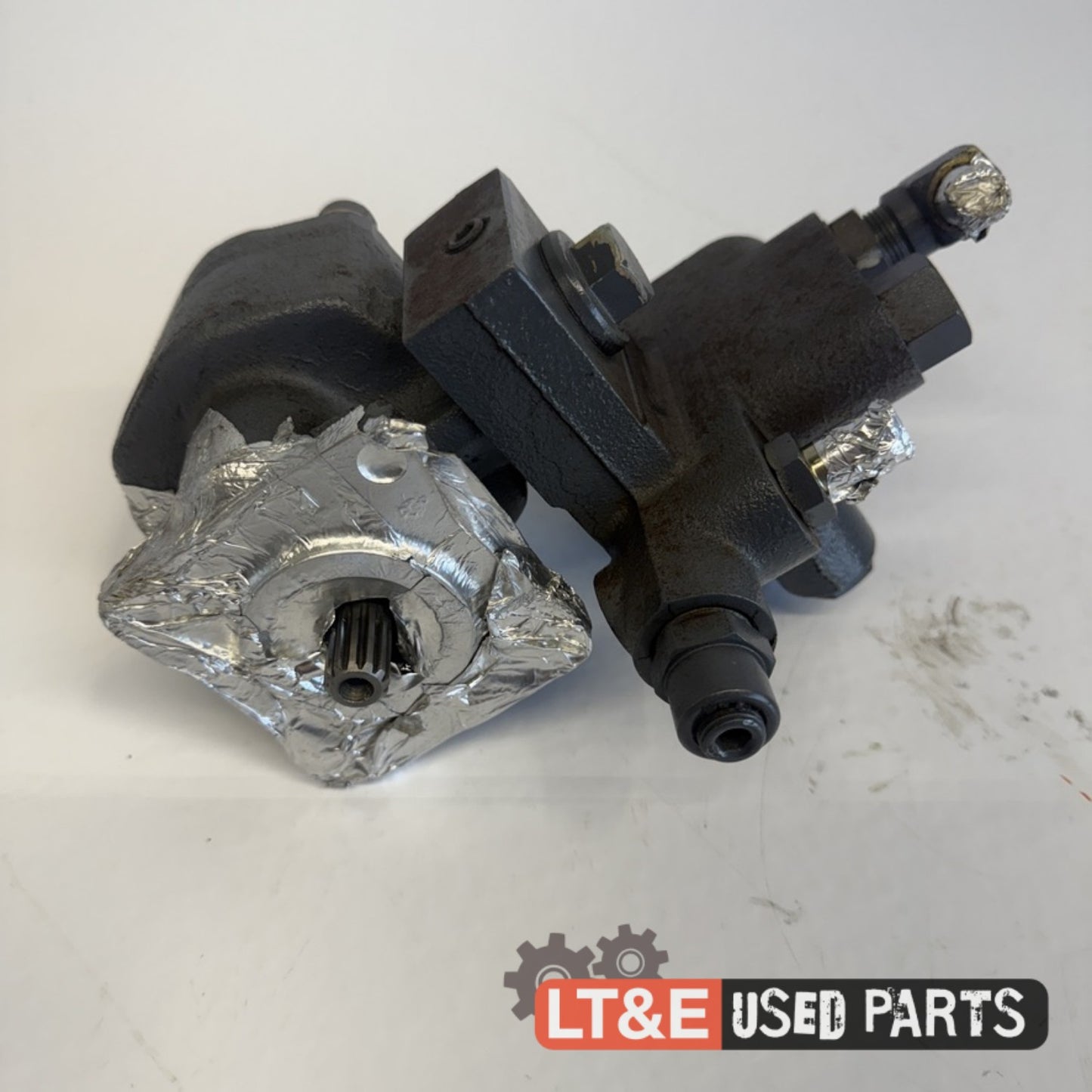 HYDRAULIC PUMP AND FLOW CONTROL VALVE ASSEMBLY