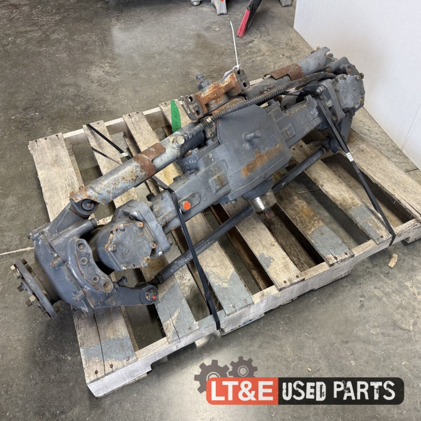 DK45S FRONT AXLE - 4166563