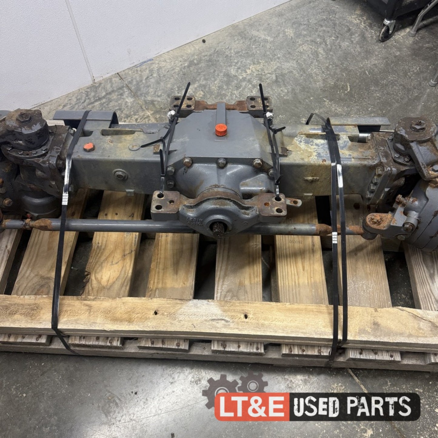 DK65C FRONT AXLE - 4162918